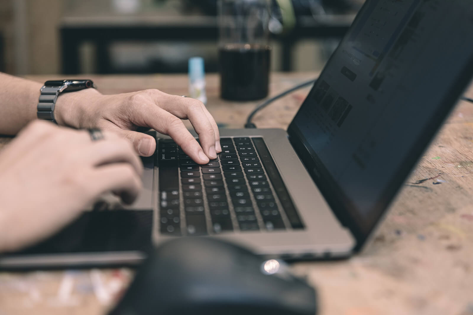 【リモートワーク向け】電動スタンディングデスクがかなり良さげ